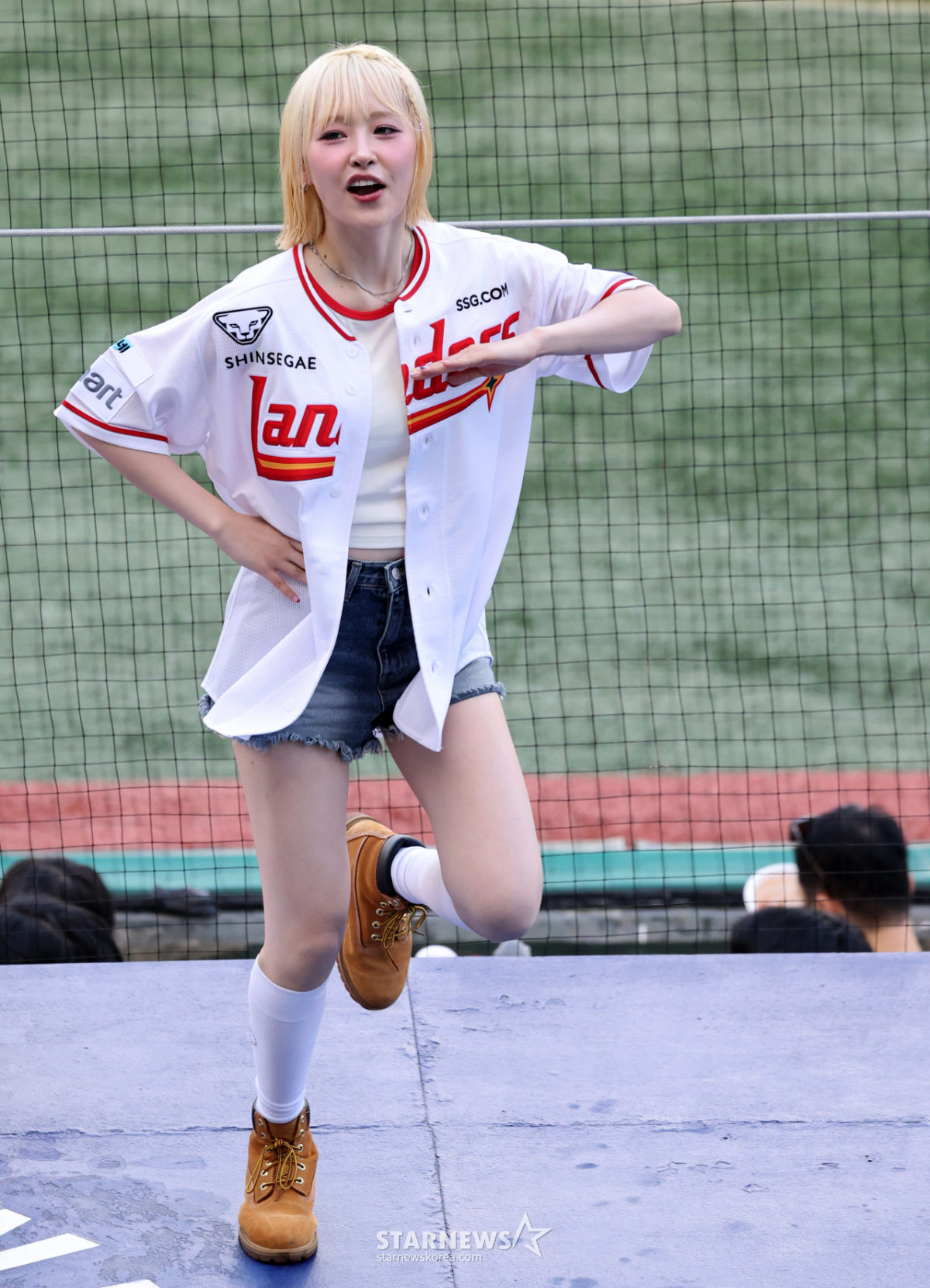 [포토] 치어리더 변신한 퀸즈아이 서빈