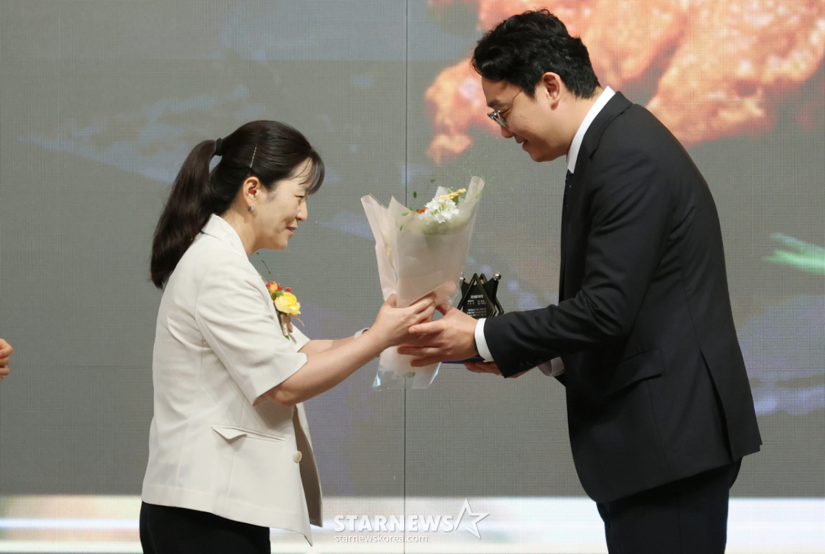 [포토] 가마치통닭, 2026 MTN 식음료 최우수상