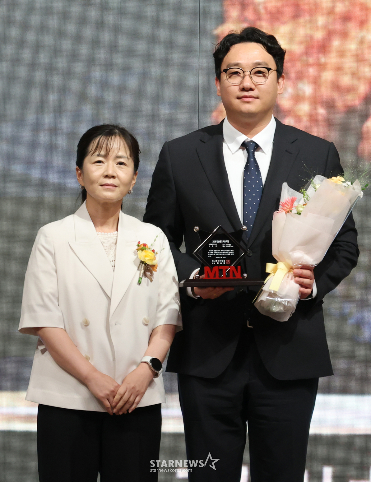 [포토] 정미경 전무-김청아 상무 '오늘 저녁은 치맥이죠'
