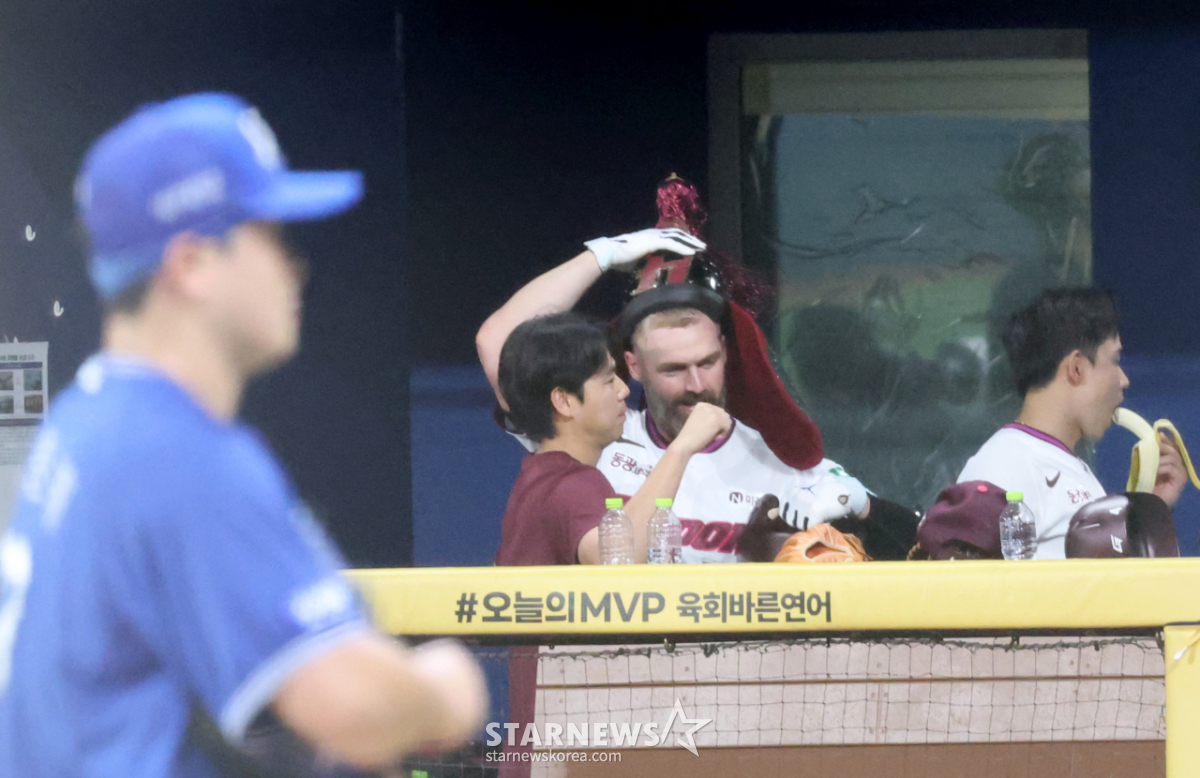 [포토] '5회말 호투하던 최원태 강판시킨' 투런홈런 주인공 데이비슨
