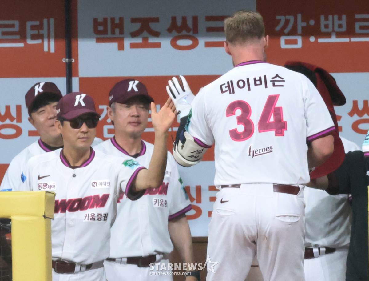 [포토] '설종진 감독 축하' 투런홈런 주인공 데이비슨
