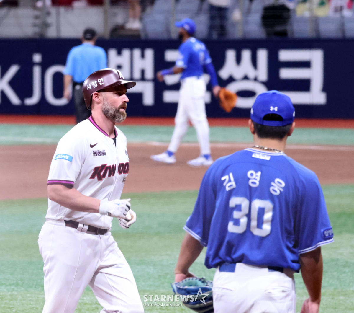 [한번에쓱] '저 키움의 늦깍이 효자 맞죠?' 투런홈런 주인공 데이비슨
