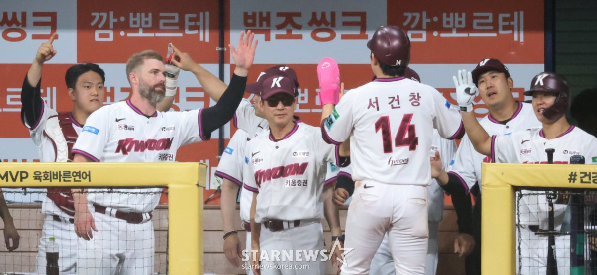 [포토] '7회말 실책으로 동점 득점한' 서건창