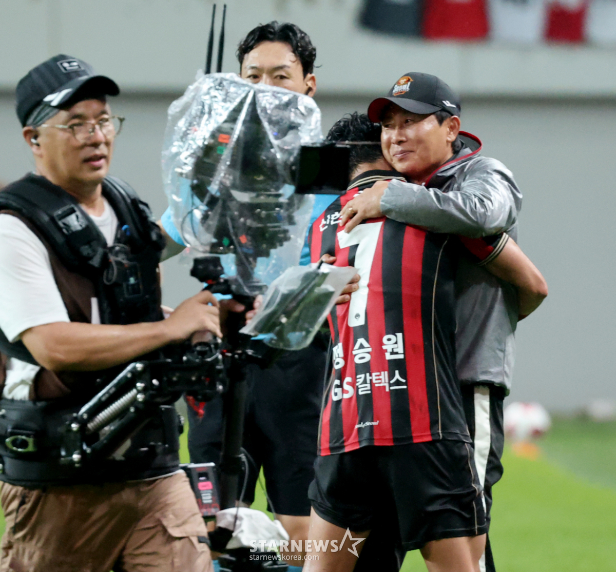 [포토]'승원이가 나를 살리는구나!' 김기동 감독