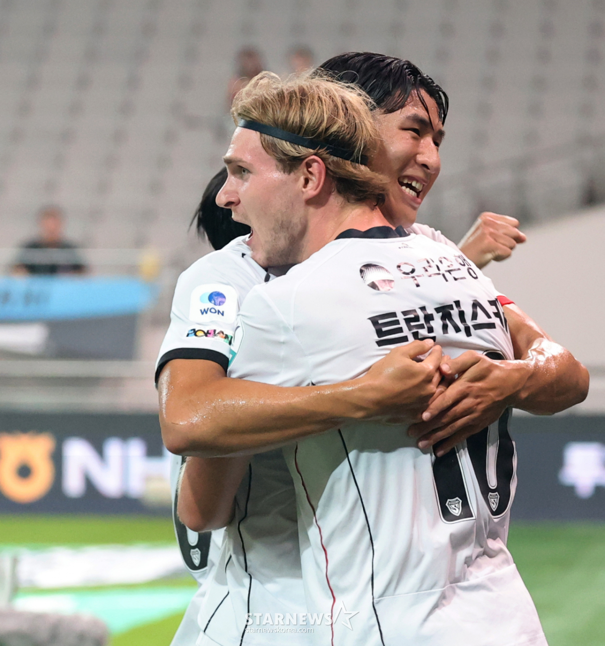 [포토]'동점골 자축하는' 트란지스카