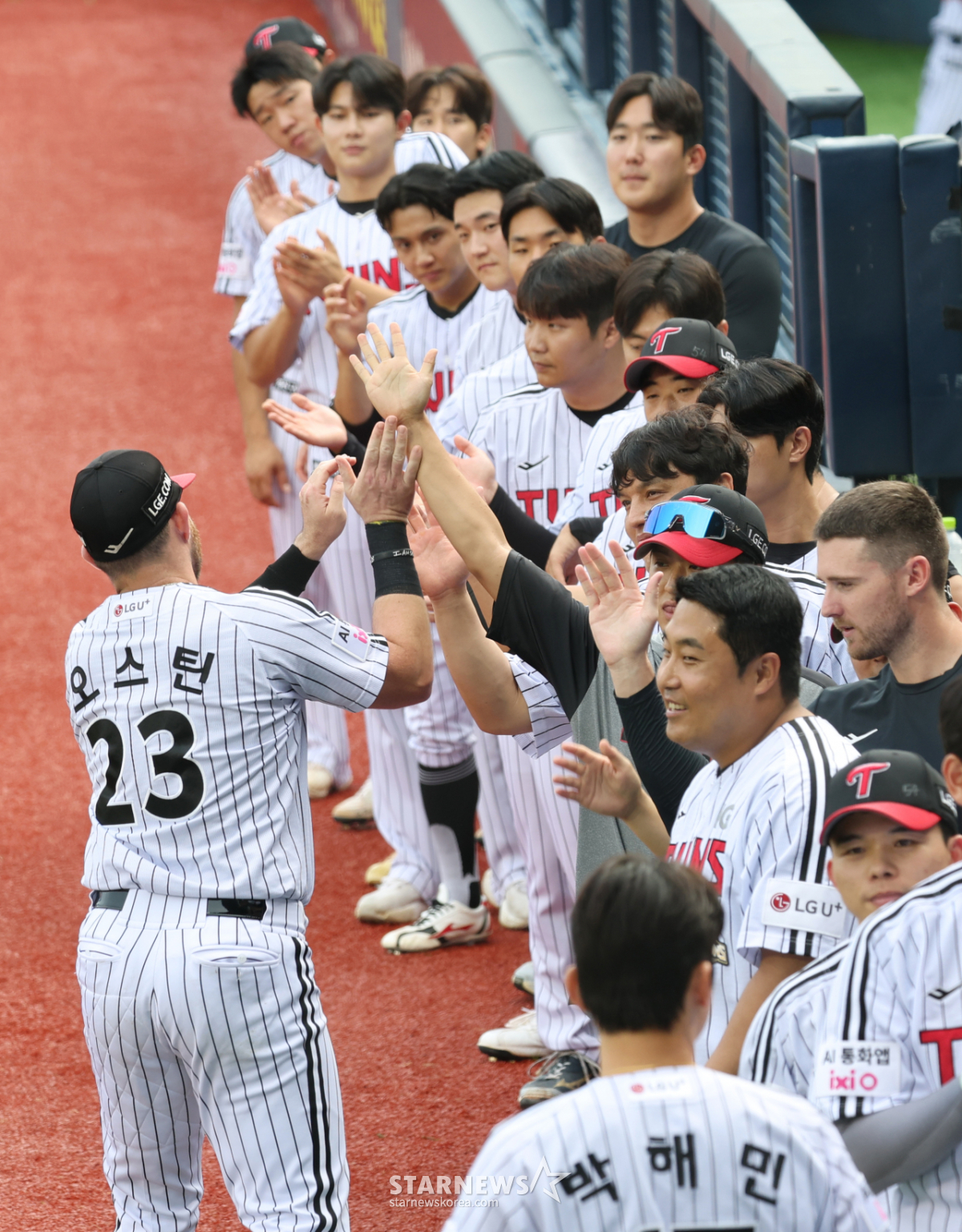 [포토] 6월 MVP 오스틴 '동료의 힘'