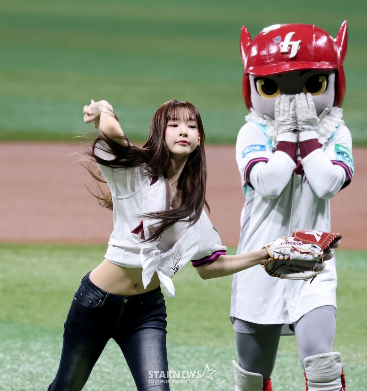 [한번에쓱]'오늘 승리할 것 같다! 키움이' 시구하고 펄쩍펄쩍 뛰는 혜린