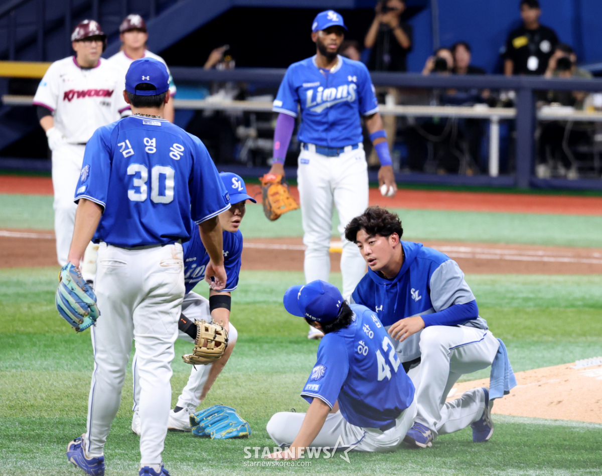 [한번에쓱]그래도 다시 일어났다! '4회말 안치홍 타구 맞고 쓰러진' 삼성 선발투수 양창섭