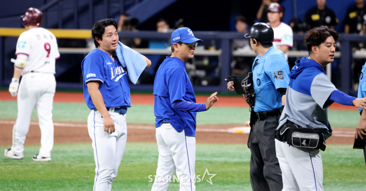 [포토]'타구맞고 쓰러졌지만 안정찾은' 삼성 선발투수 양창섭