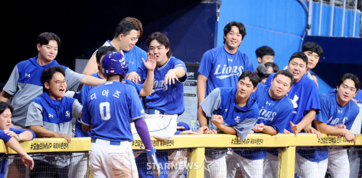 [포토]'11회초 디아즈 득점 축하하는 삼성 선수들'