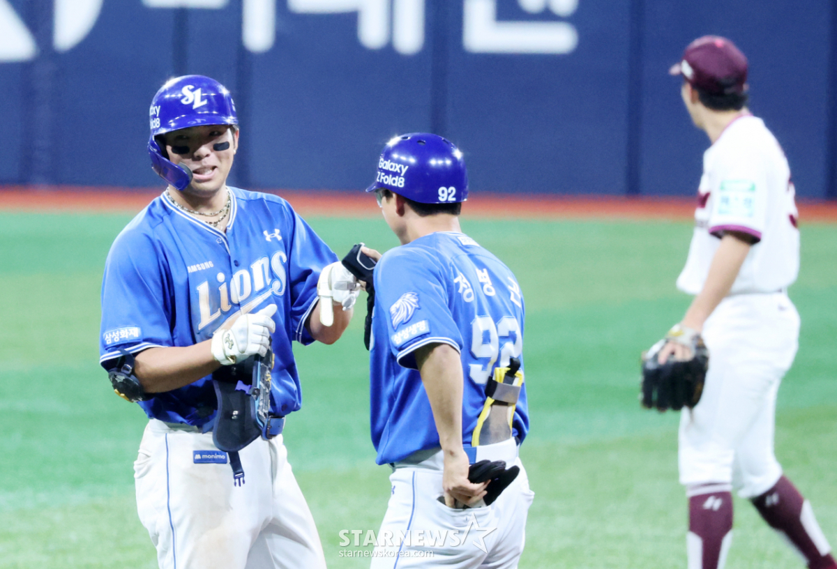 [포토]'11회초 추가점 올린' 김영웅
