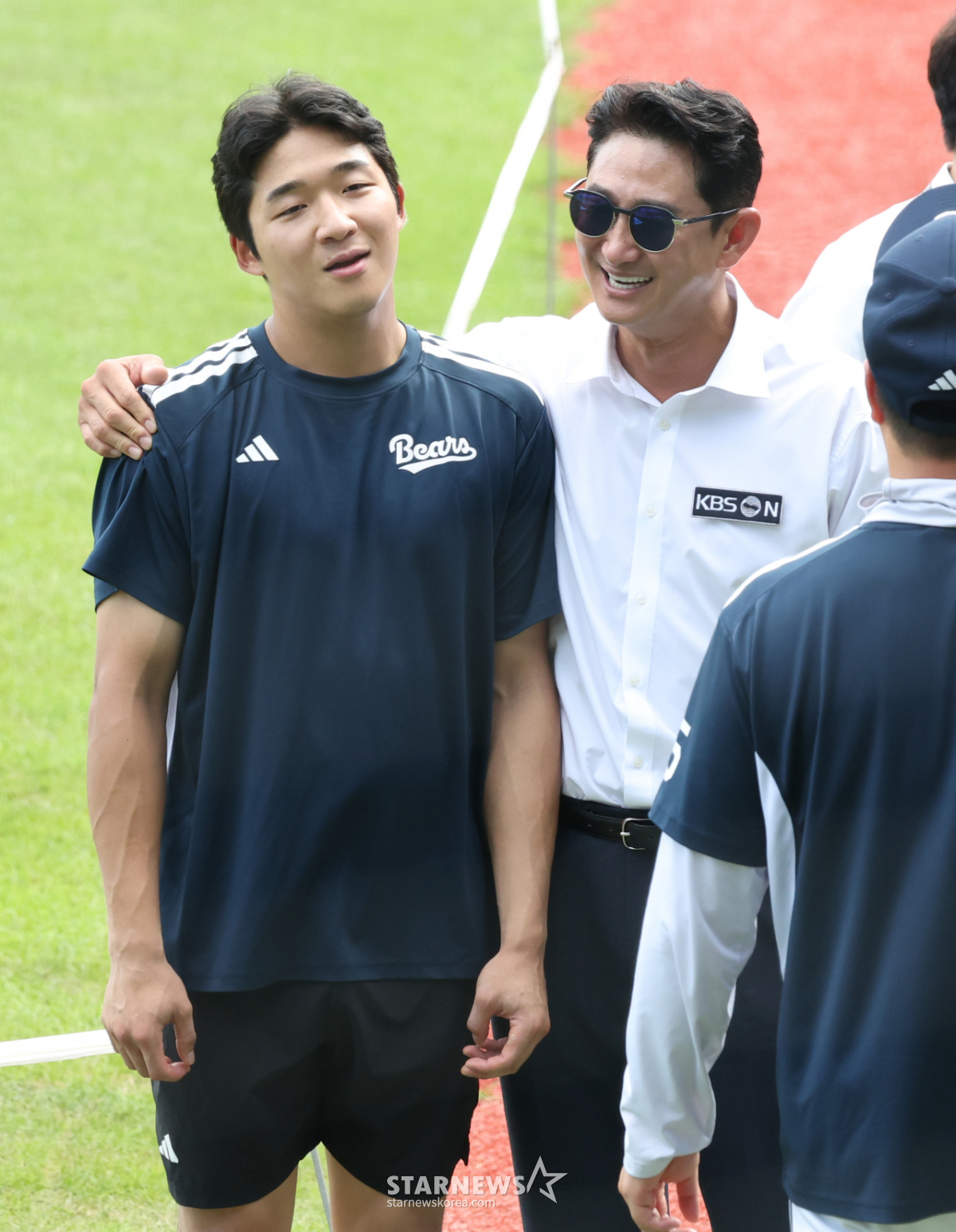 [포토] 김대한 '박용택 위원님 너무 더워요'