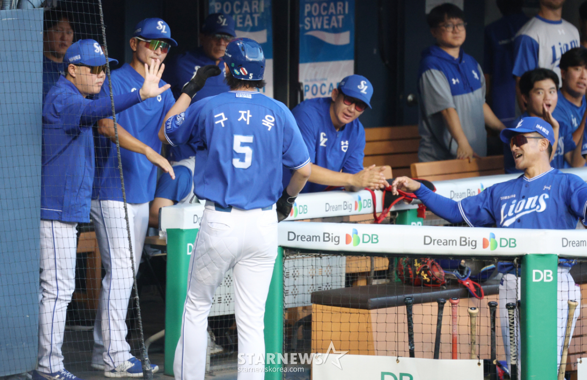 [포토] 캡틴 구자욱 '맹렬한 기세로 1위 질주'