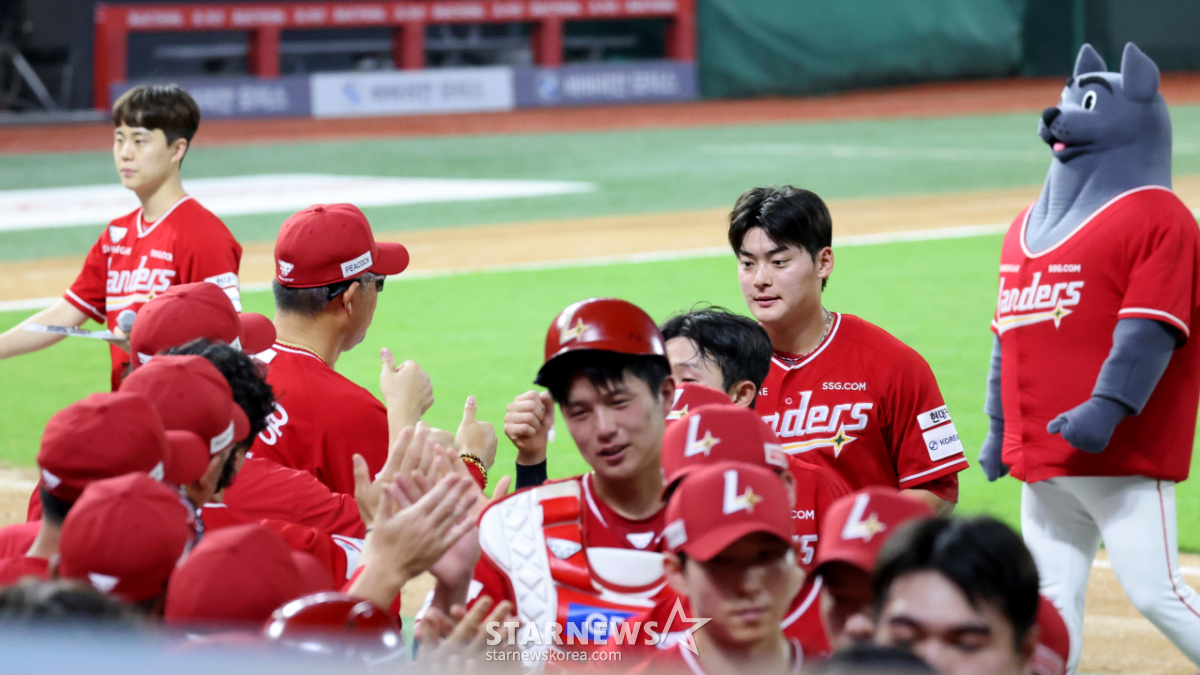 [포토] 조병현 축하하는 'NC 잡은 SSG' 이숭용 감독