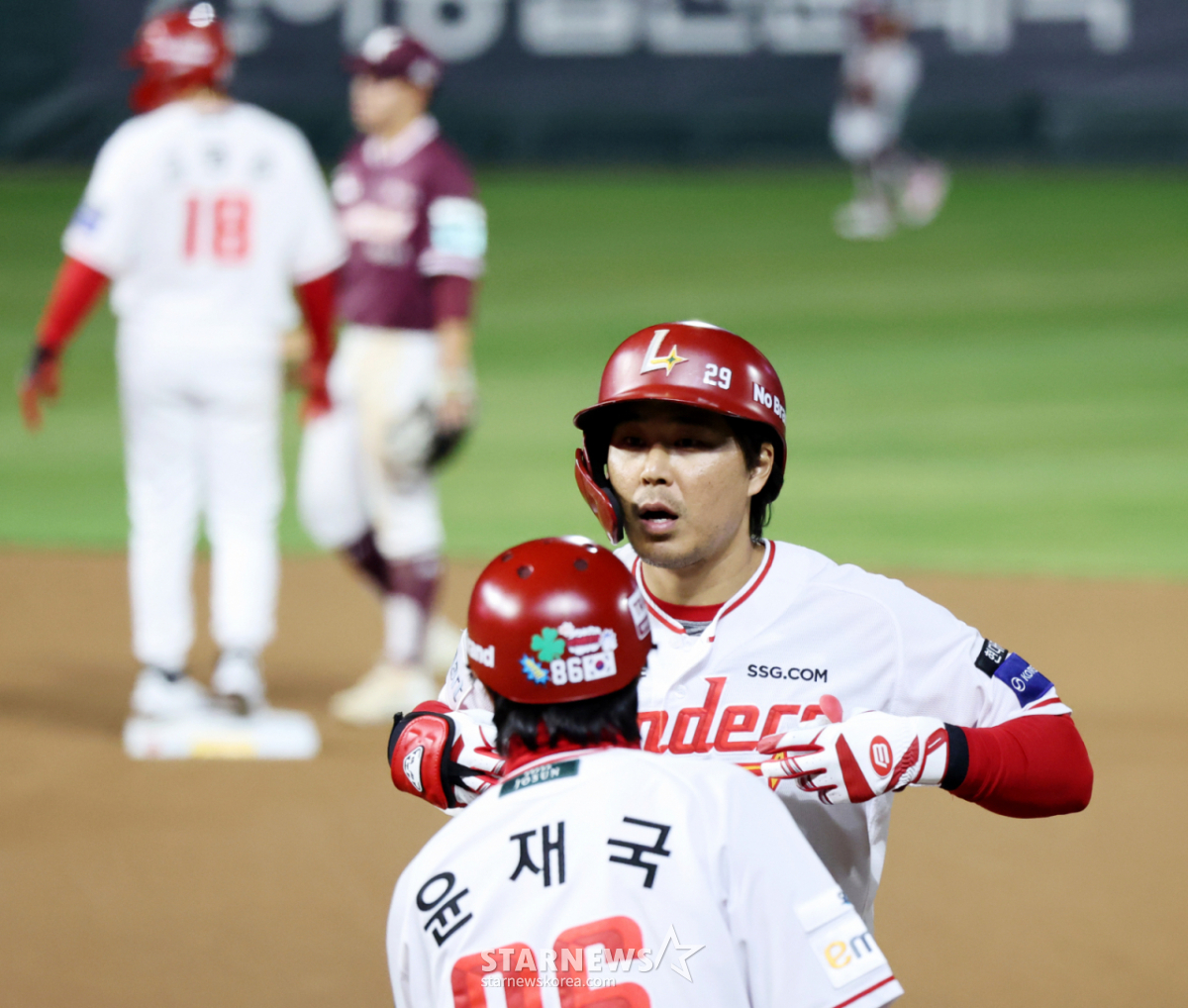 '韓 홈런왕 수술대'→2군서 온 '212HR 타자' 5번 배치, "베테랑들 이젠 좋은 모습 보여줘야" SSG 선발 라인업 변화 [인천 현장]