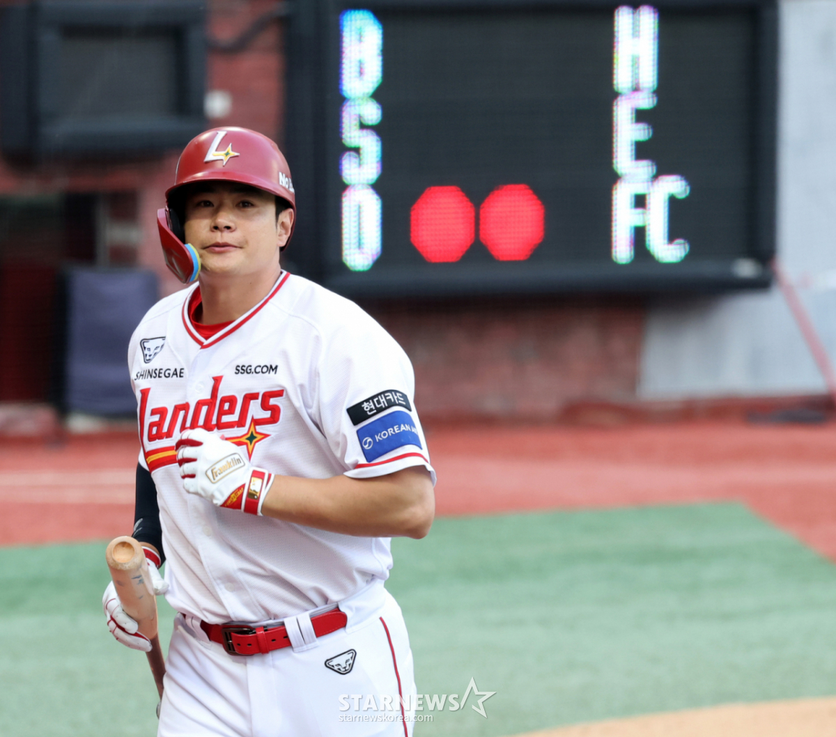 '대체 불가' 최정 잃은 SSG, 김재환 쓰러지자 화들짝 "걱정 많이 했는데 괜찮다" 4번 DH 선발 라인업 배치 [인천 현장]