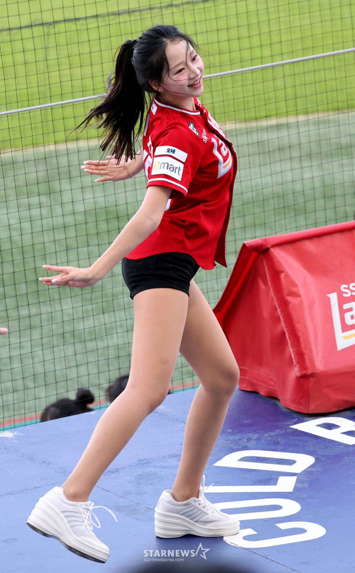 [포토] 5연승 응원에 진땀 빼는 랜더스 치어리더 이연진