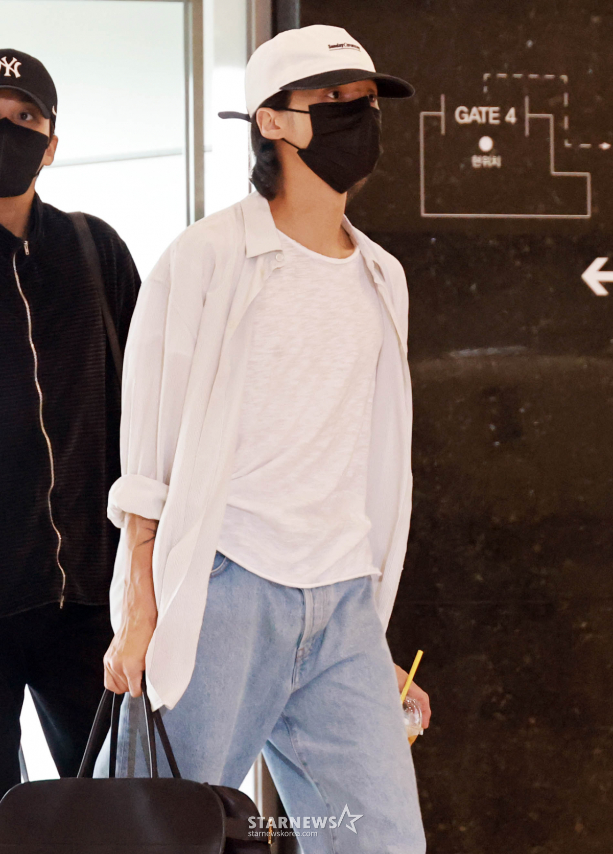 에이티즈 우영 '멋진 발걸음'[★포토]