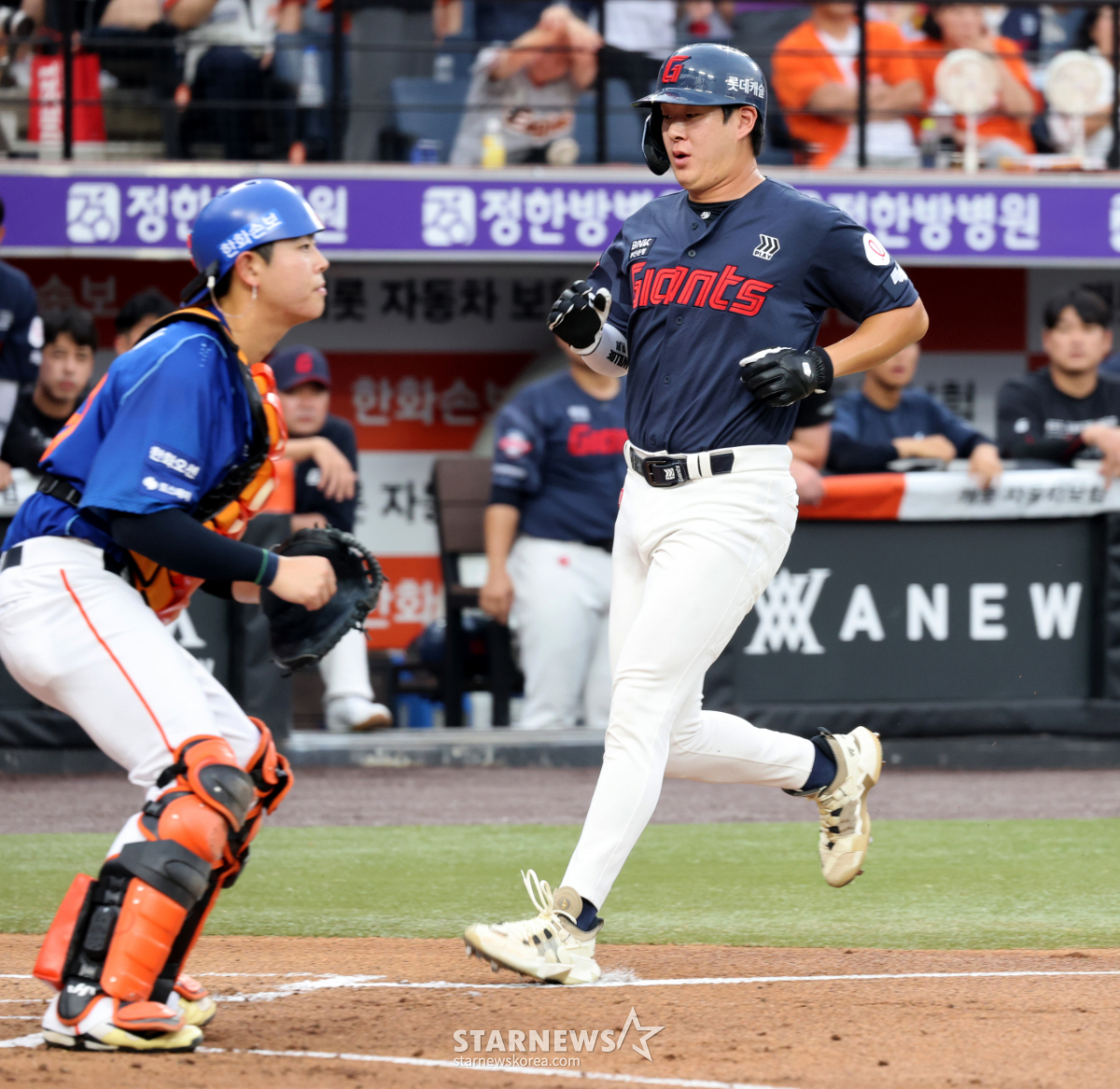 [포토] '2루타치고 선제득점까지' 나승엽