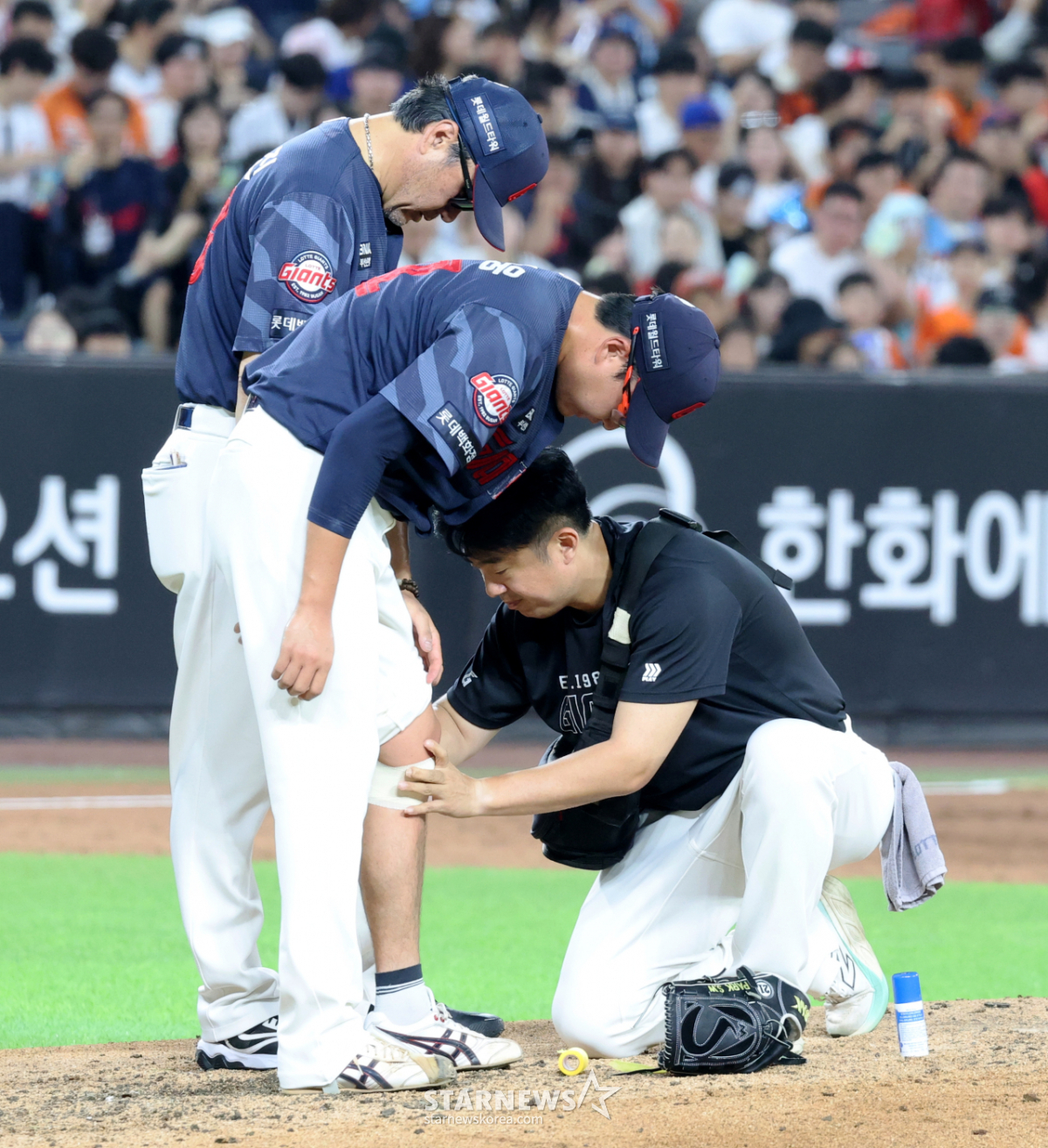 [한번에쓱] '붕대투혼을 펼쳤지만' 문현빈 타구 정강이에 맞은 박세웅