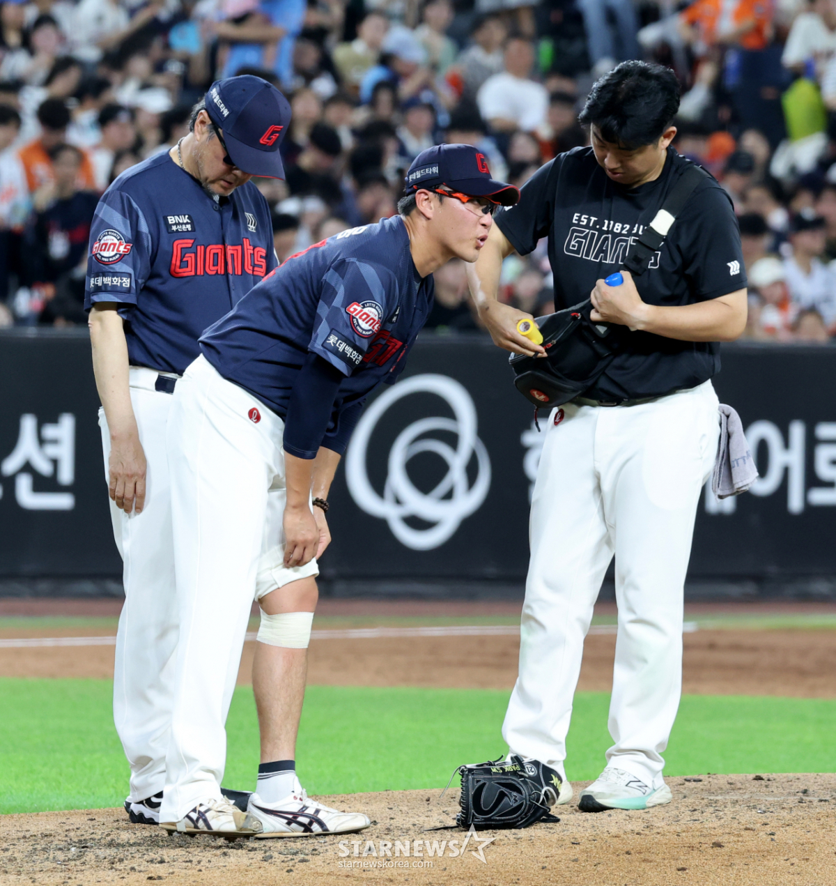 [포토] '붕대투혼을 펼쳤지만' 문현빈 타구 정강이에 맞은 박세웅