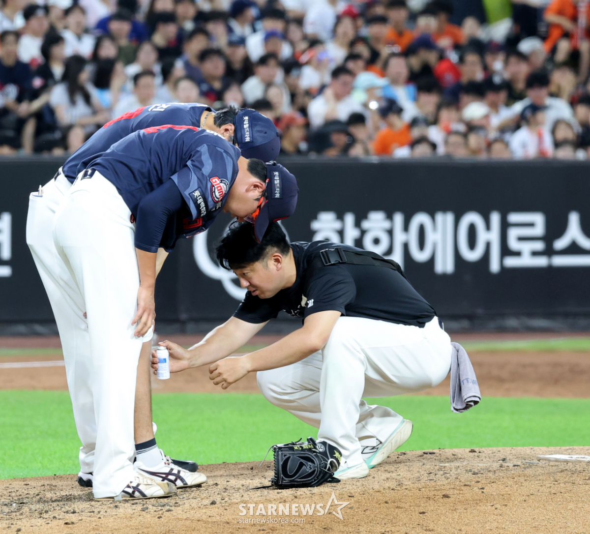 [포토] '아프다' 문현빈 타구 정강이에 맞은 박세웅
