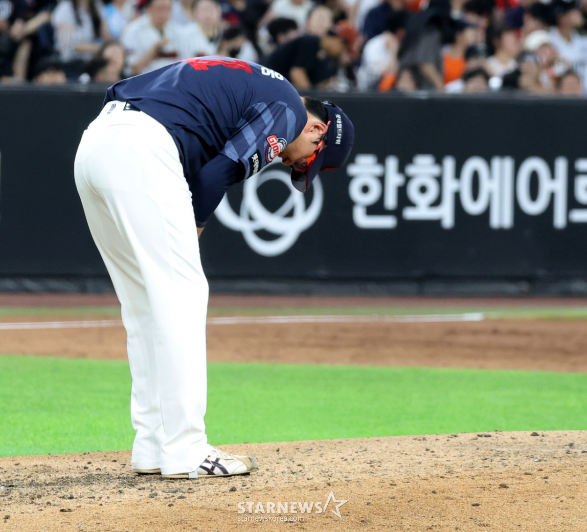 [포토] 문현빈 타구 정강이에 맞은 박세웅