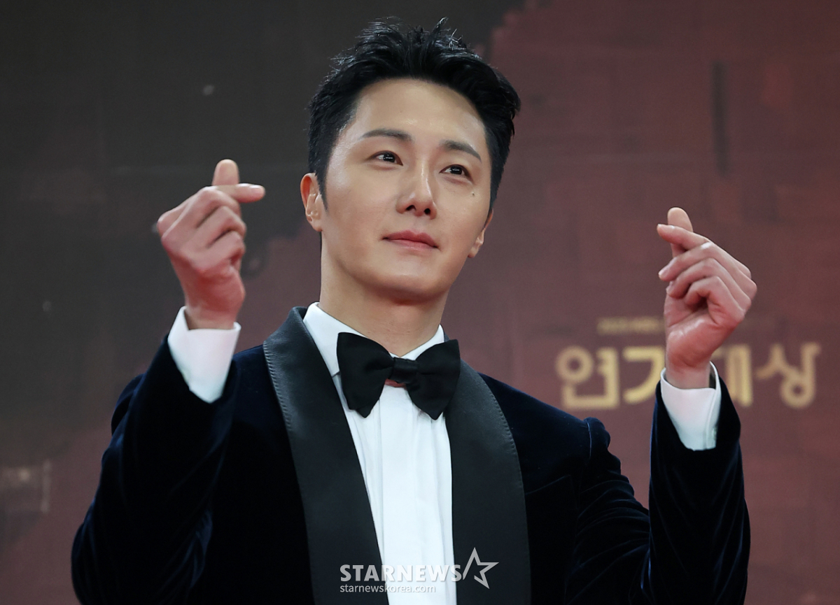 [속보]침묵 한달만..정일우, 갤럭시코퍼레이션 합류 'GD 한식구'