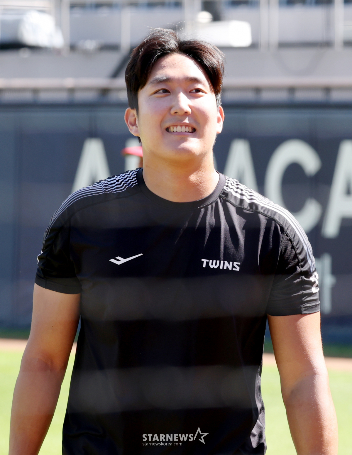 [포토] 20 세이브 손주영, 미소로 훈련 피니시