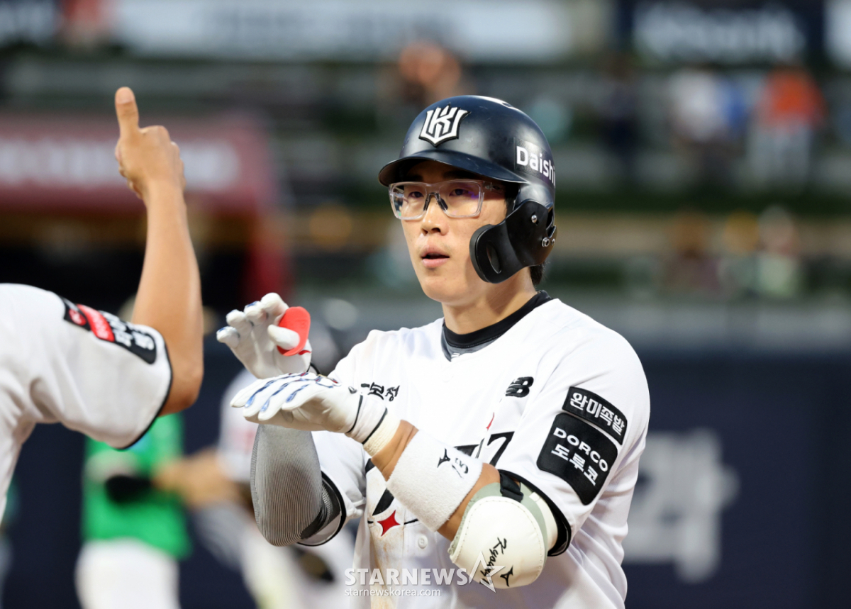 [속보] KT 천만다행! 147㎞ 속구 맞은 허경민, 단순 타박 소견... "약간의 어지럼증 있으나, 우려하지 않아도 될 정도"