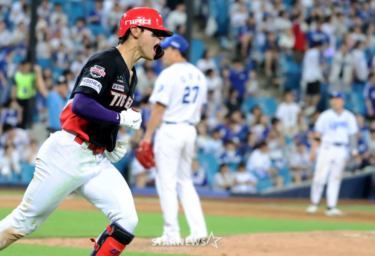 [포토] 8회초 2사 1,2루 쐐기3점홈런 터트린 김도영