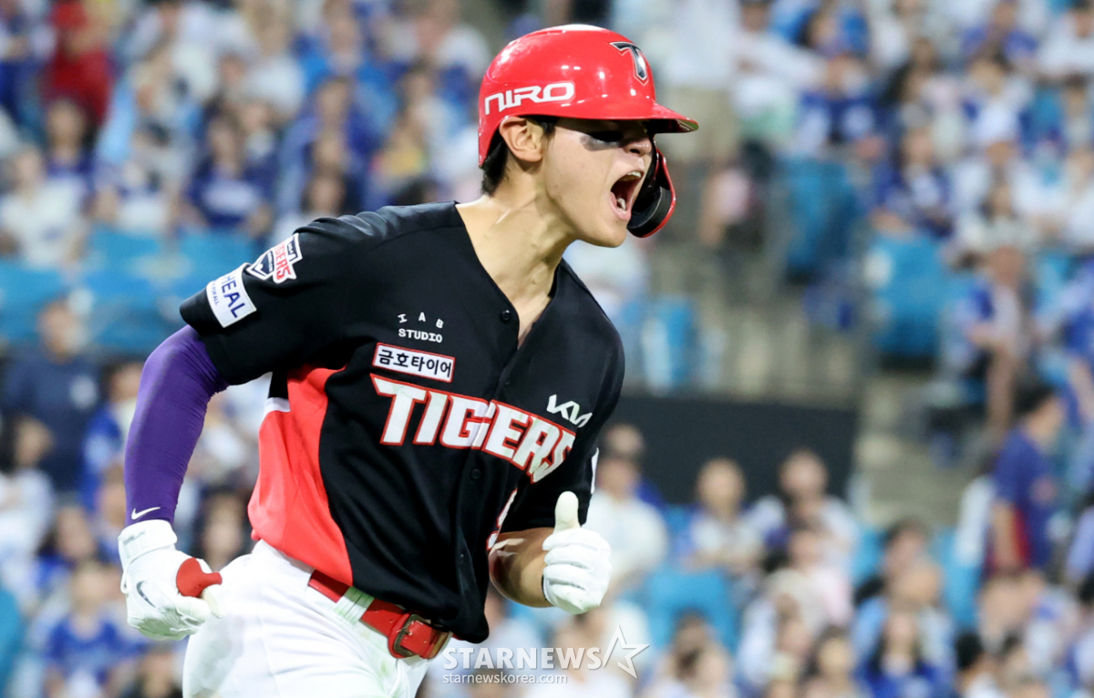 [포토]'스타는 한방이지' 8회초 2사 1,2루 쐐기3점홈런 터트린 김도영