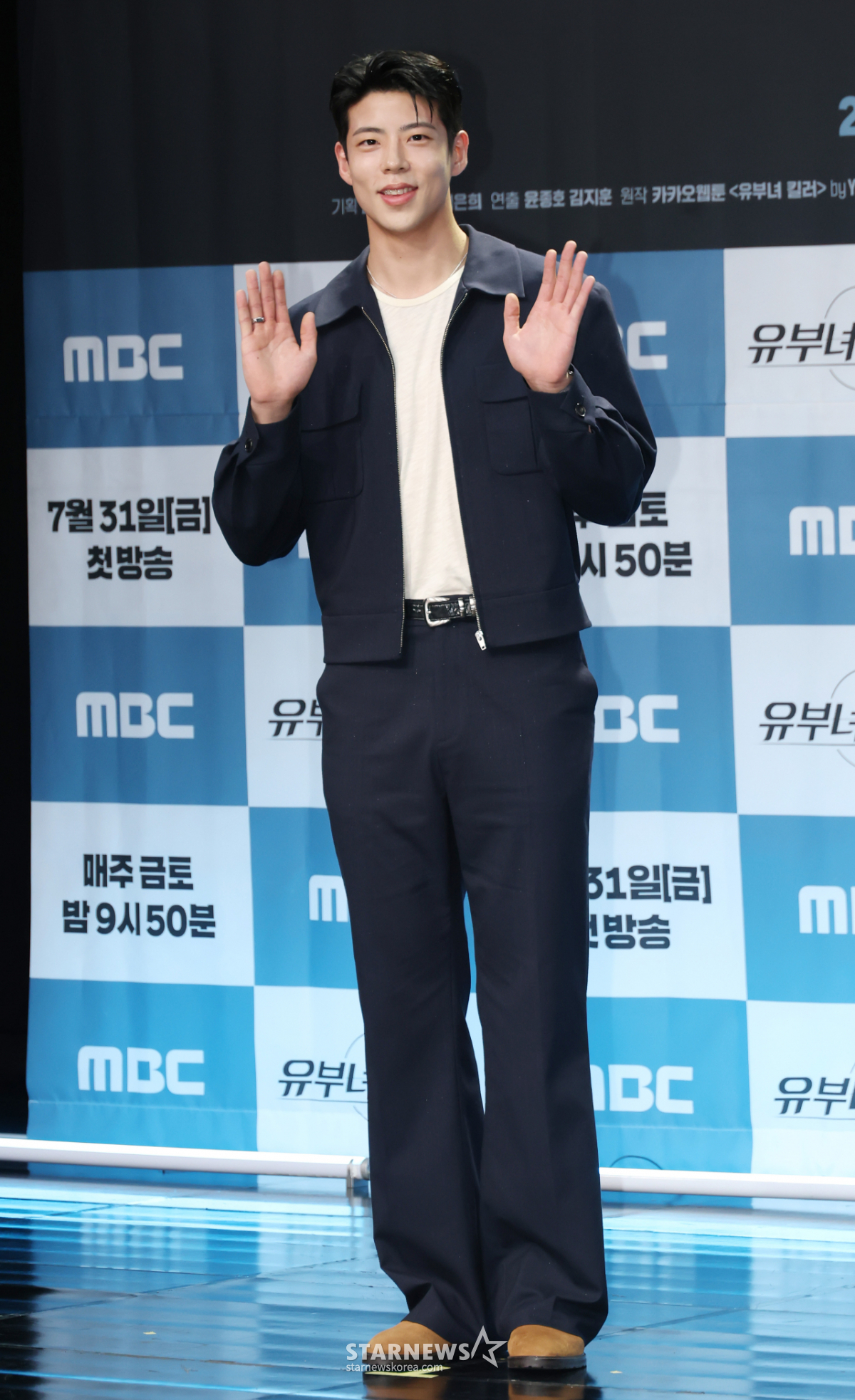 최우성 '부드러운 손인사'[★포토]