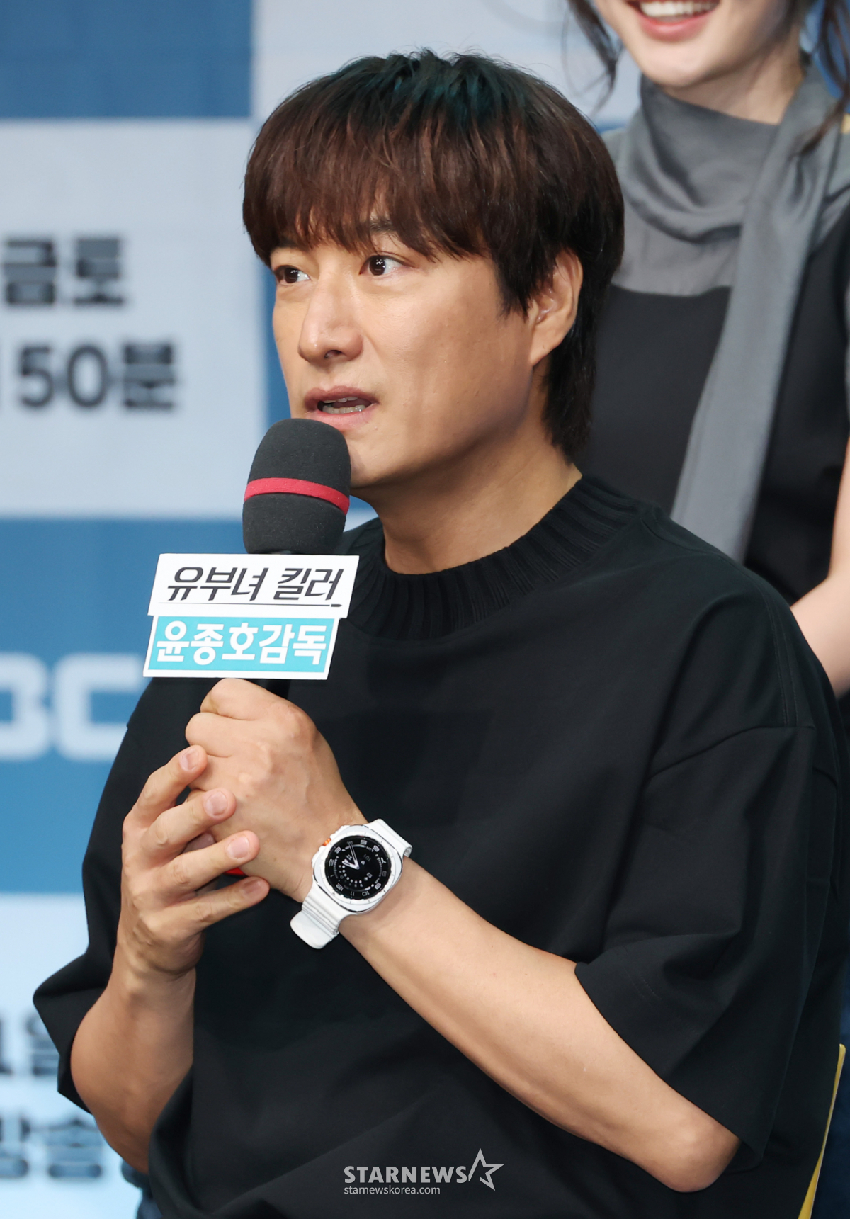 답변하는 '유부녀 킬러' 윤종호 감독[★포토]