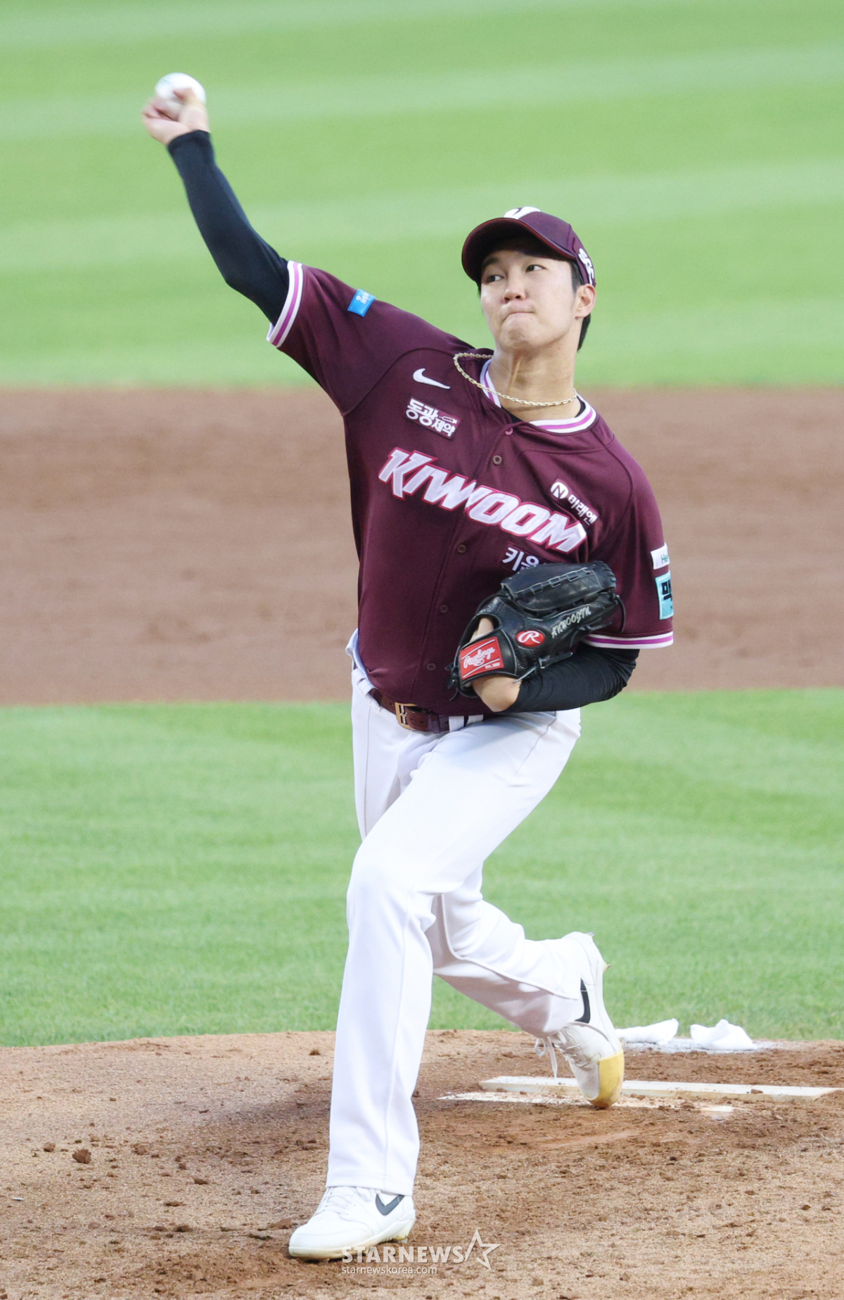 [포토] 안우진 '찬규형과 맞대결이라니'