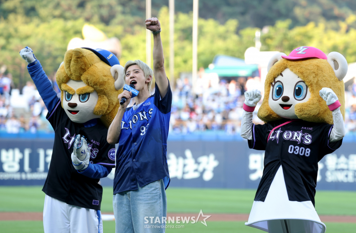 [포토] 패대기시구 찬열, 그래도 삼성승리를 외치다!