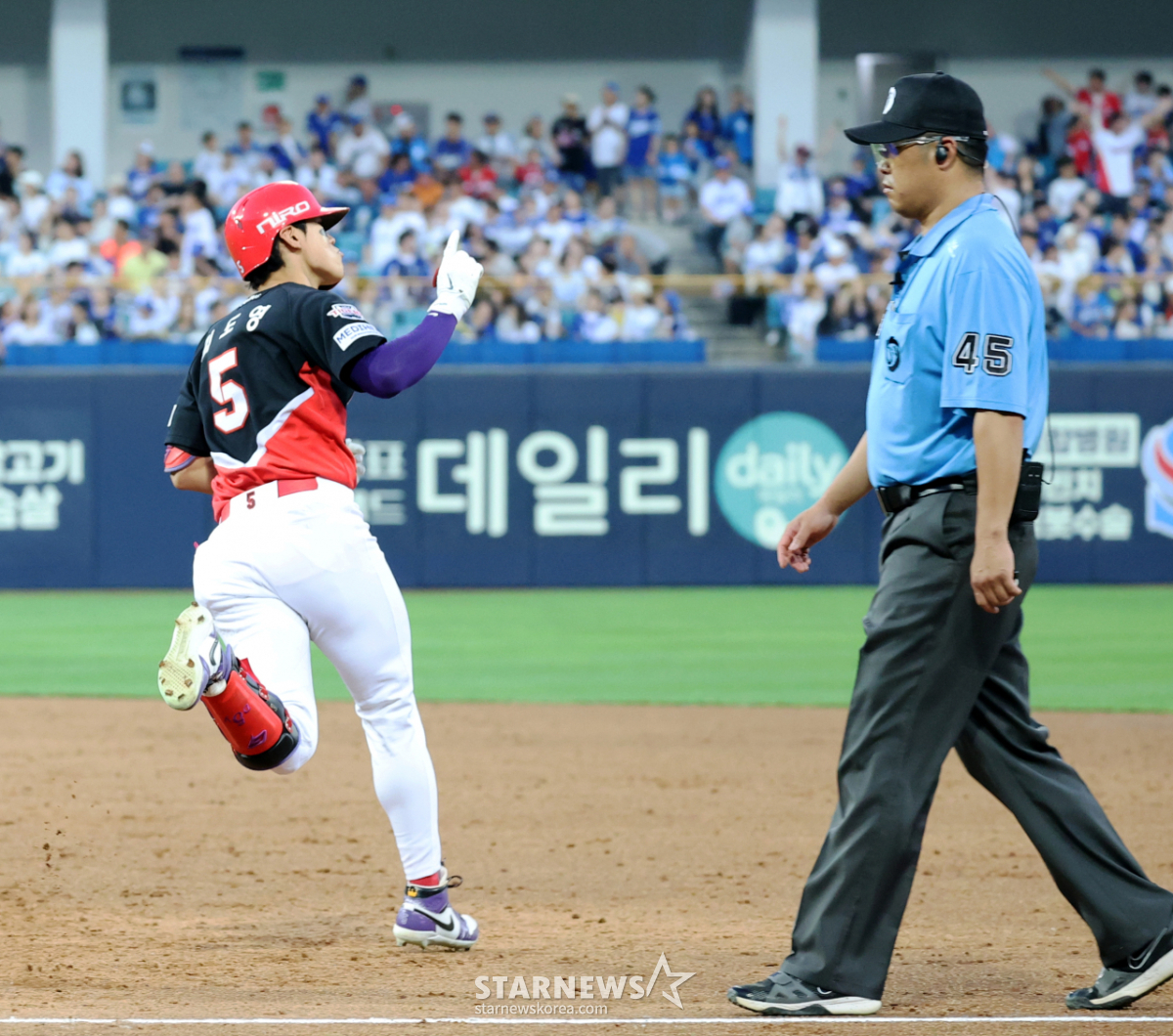 [포토]3회초 페덱 상대로 좌월 솔로홈런 뽑아낸 김도영