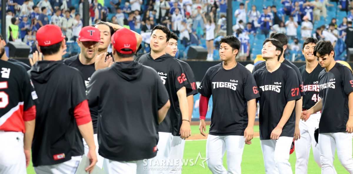 [포토] '승리투수 네일과 하이파이브' 기아 이범호 감독