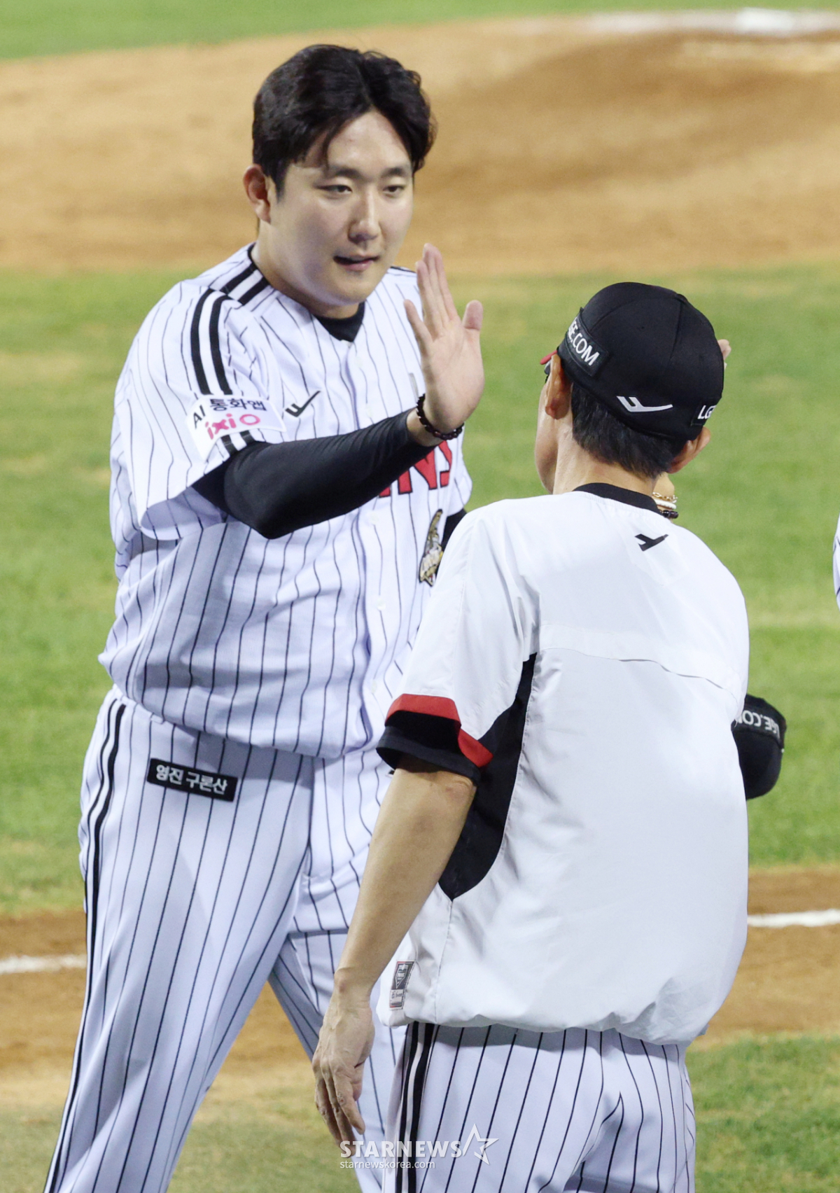 [포토] 손주영 '감독님! 더 자주 만나요'