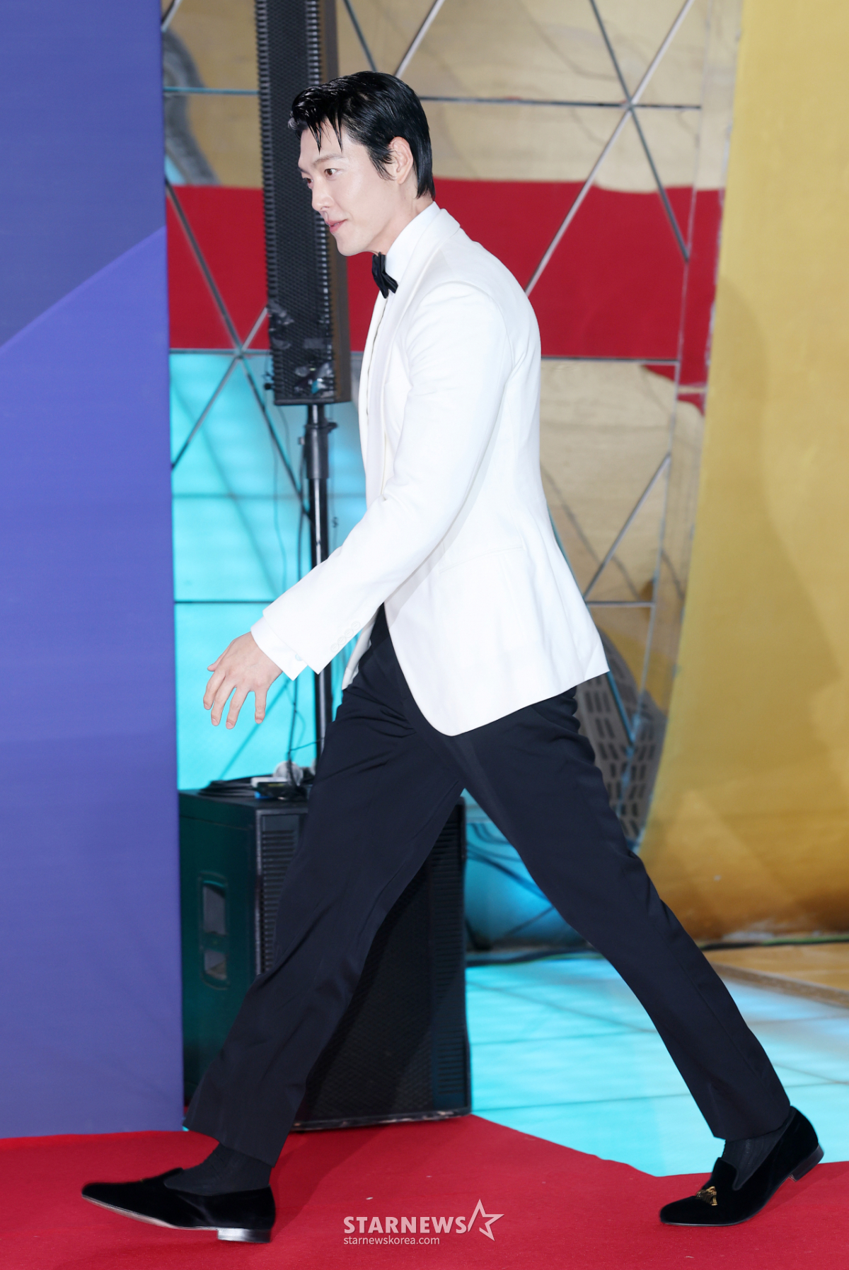 김우빈, 엄청난 보폭으로 성큼성큼[★포토]