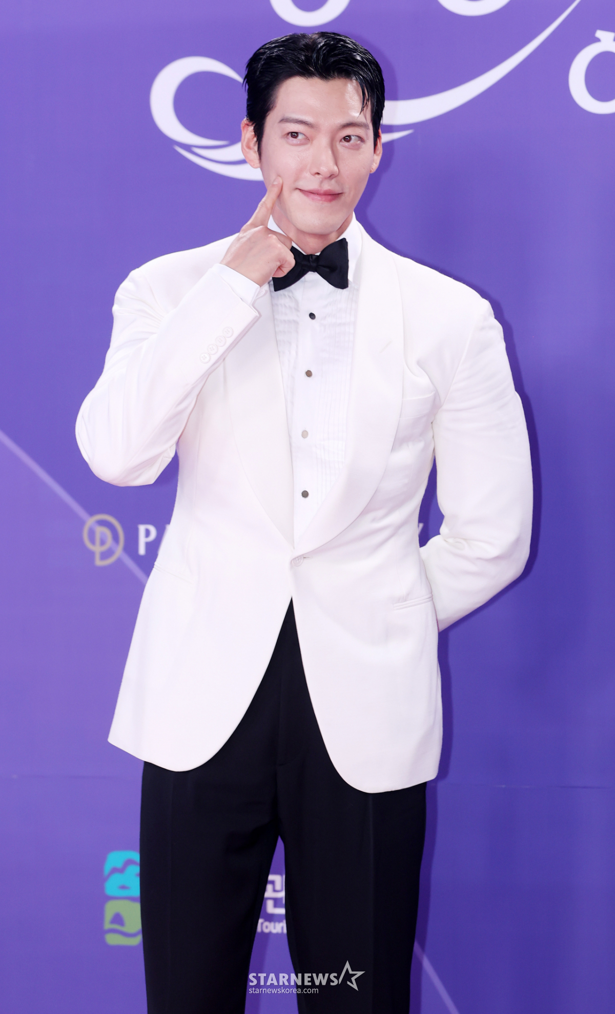 김우빈, 볼 콕 멋쟁이[★포토]