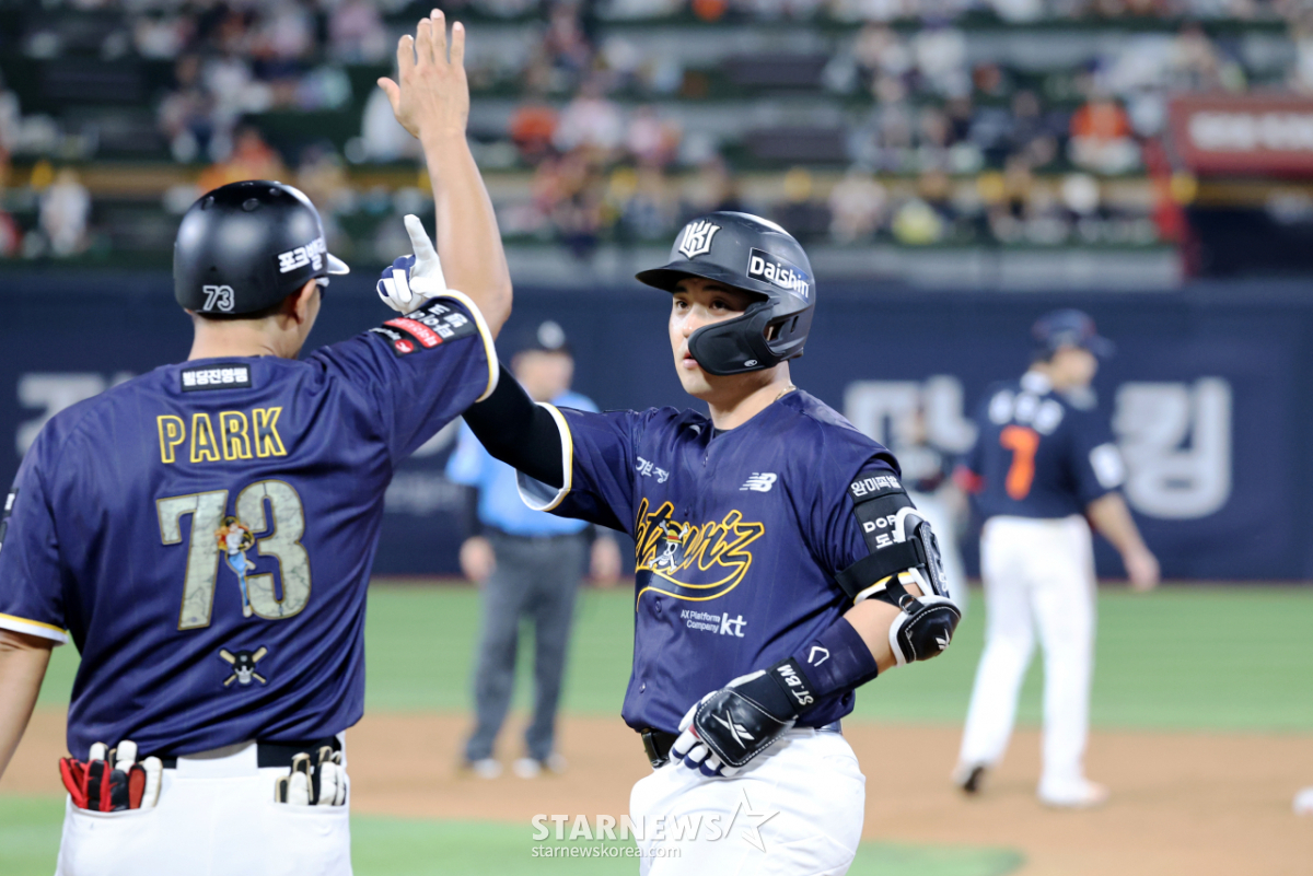 [포토] '5-3으로 뒤집은' 2타점 한승택