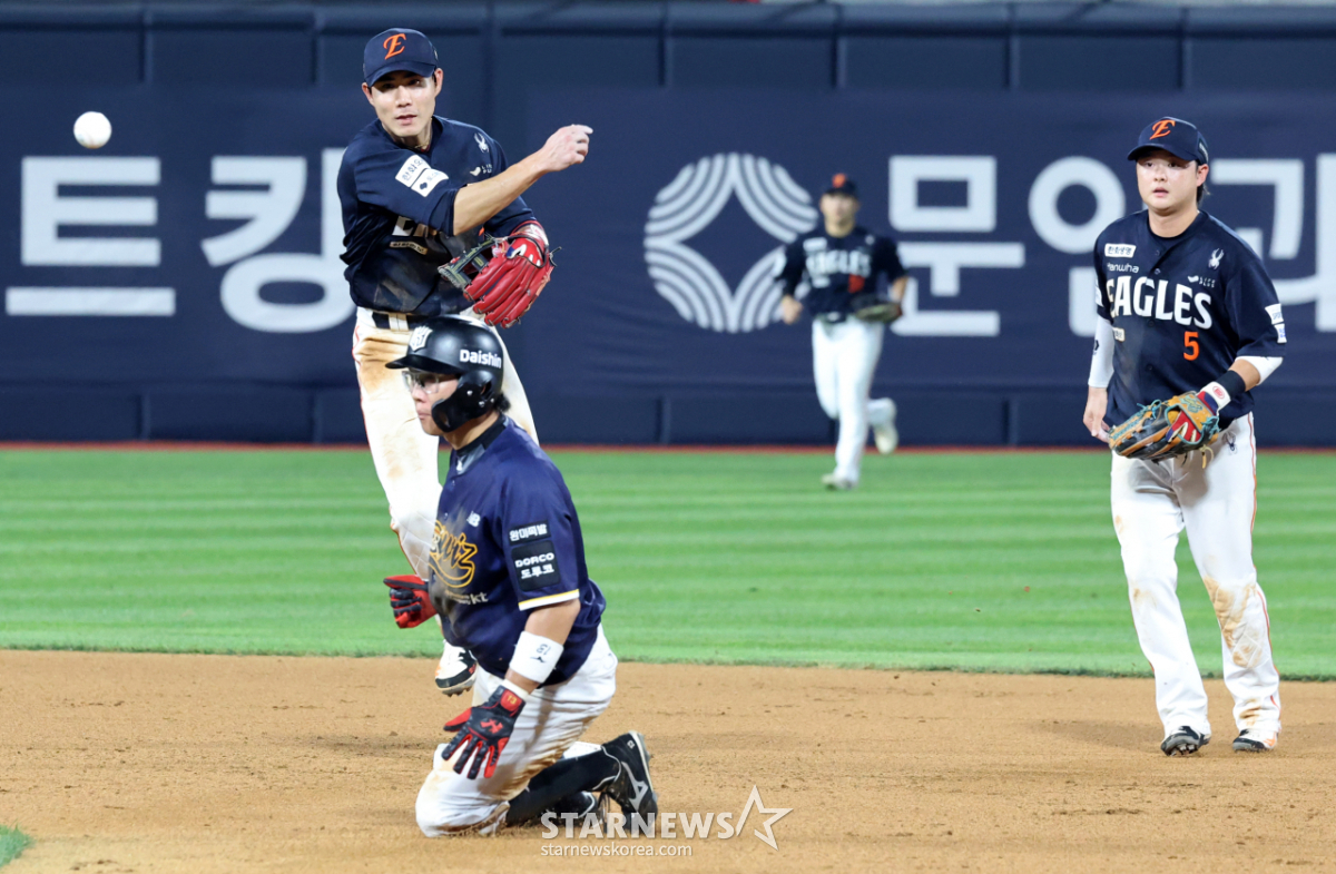 [포토] '1,3루 위기 병살로 불껐다' 심우준