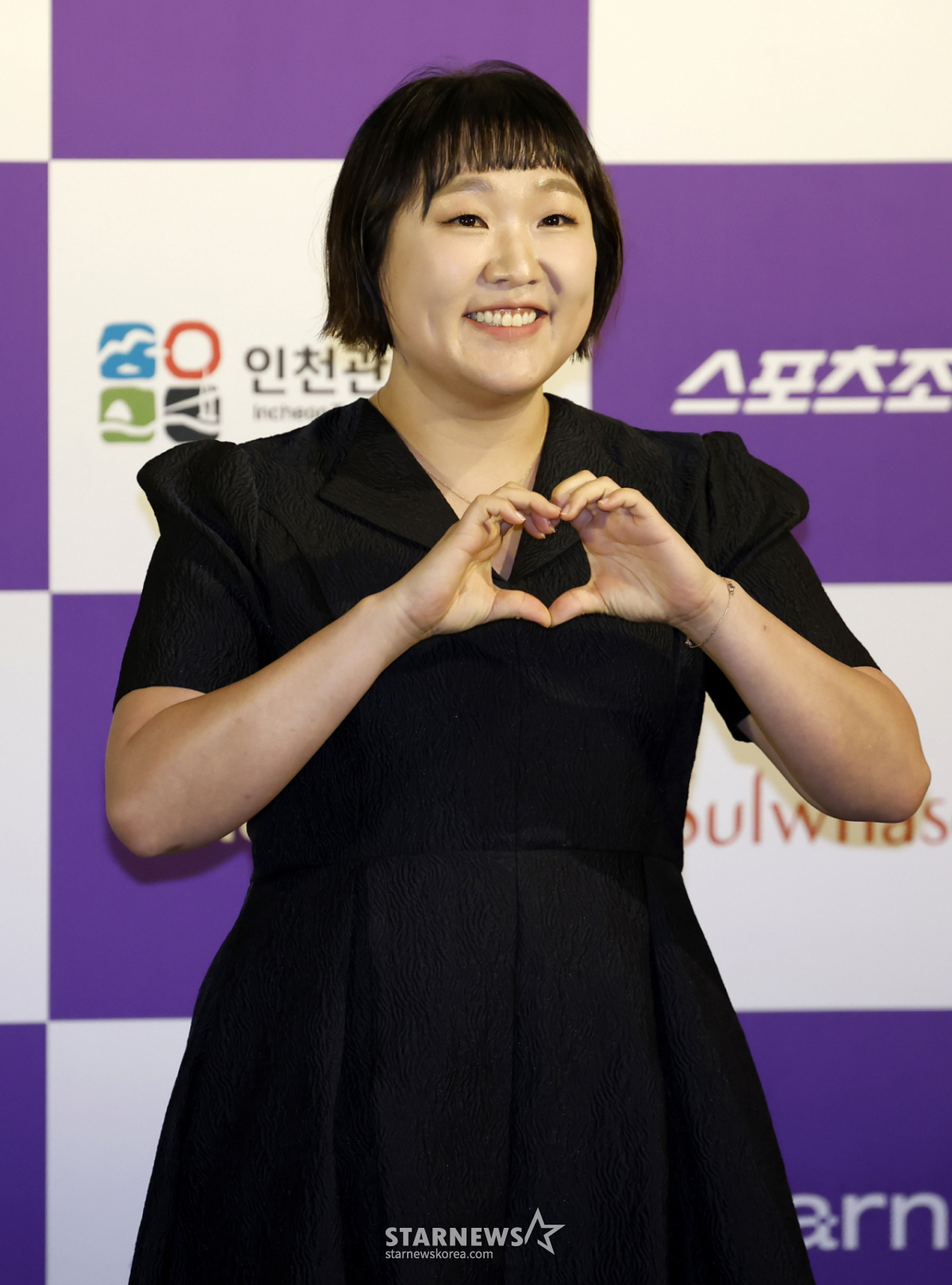 이수지, 정치색 논란 결국 자필 사과 "재정비 시간 갖겠다"[스타이슈]