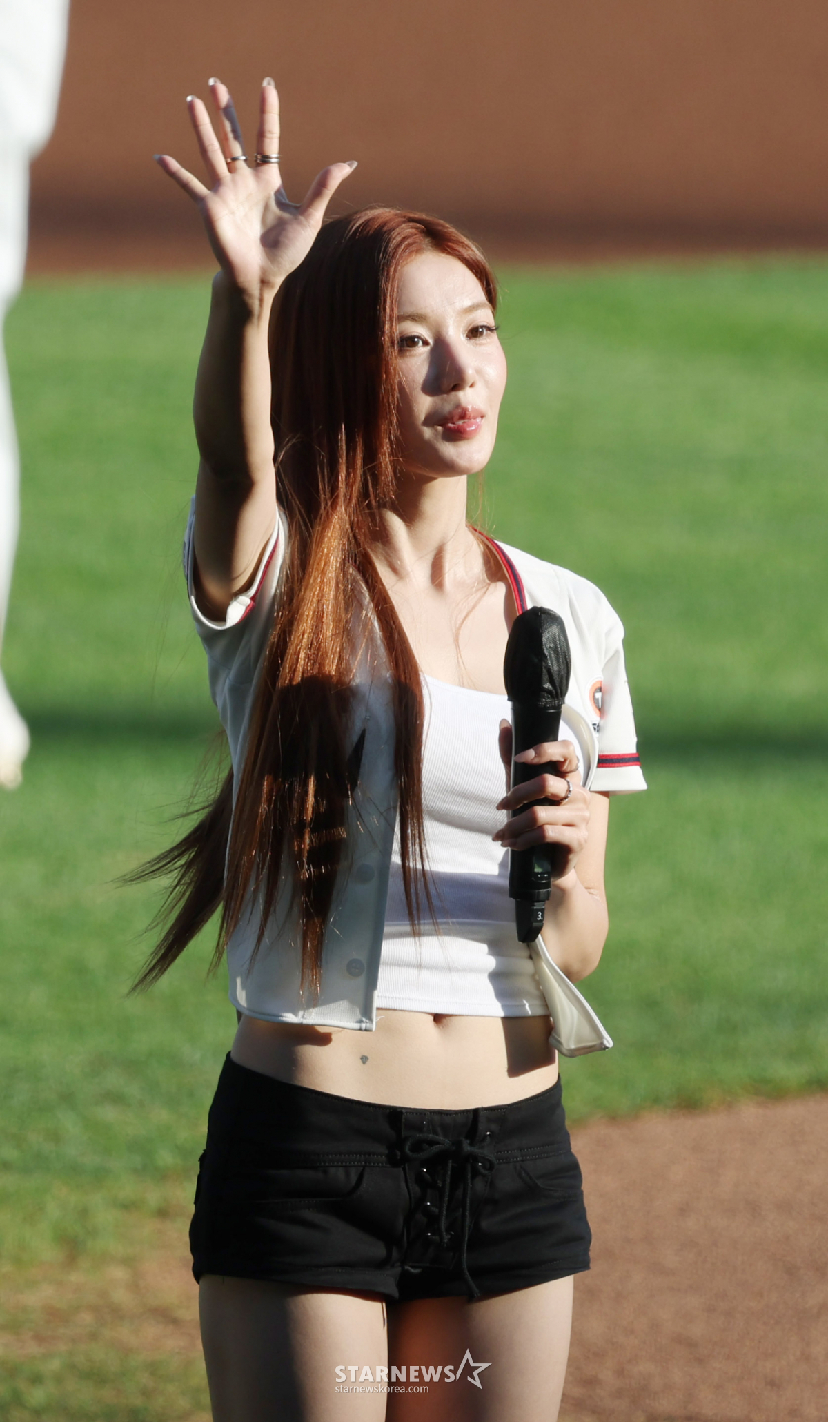 [포토] 권은비, 생애 첫 시구서 승요 등극