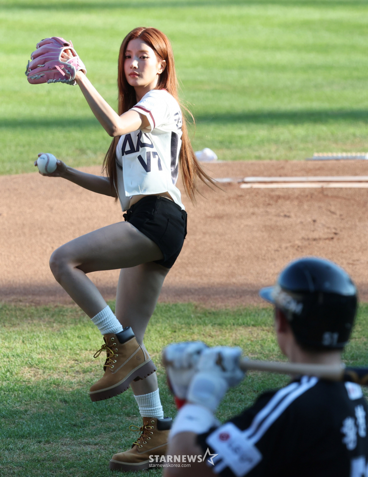 [포토] 권은비 고혹 시구에 홍창기 쫄?