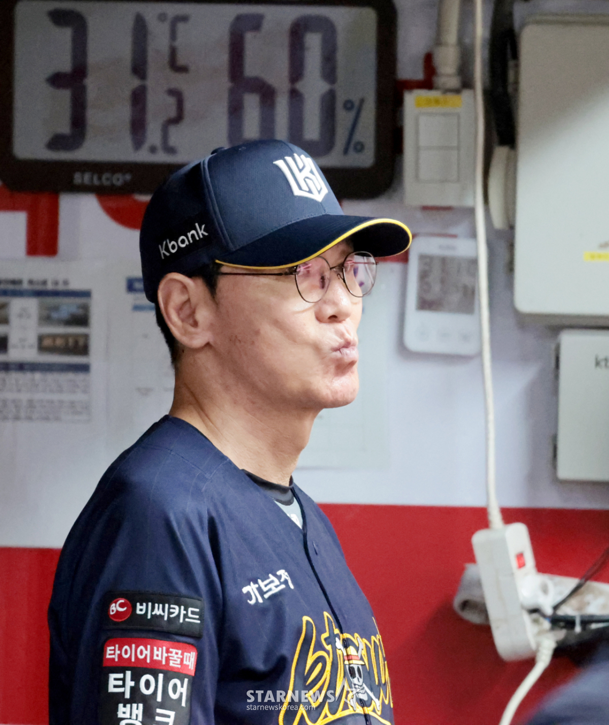 [포토] '지금 위즈파크는 31.6도' 5연승 이강철 감독
