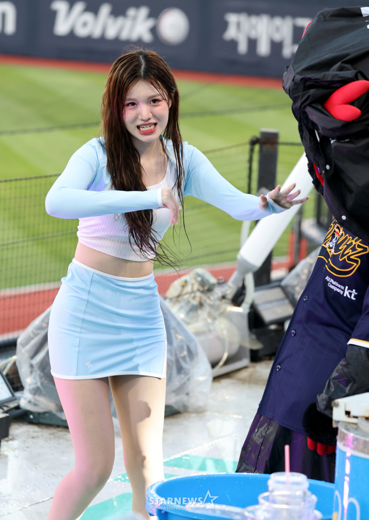 [한번에쓱] 무더위엔 위즈파크 워페에 흠뻑 빠져요! '또리도 민지는 못말리지!' 크치 김민지