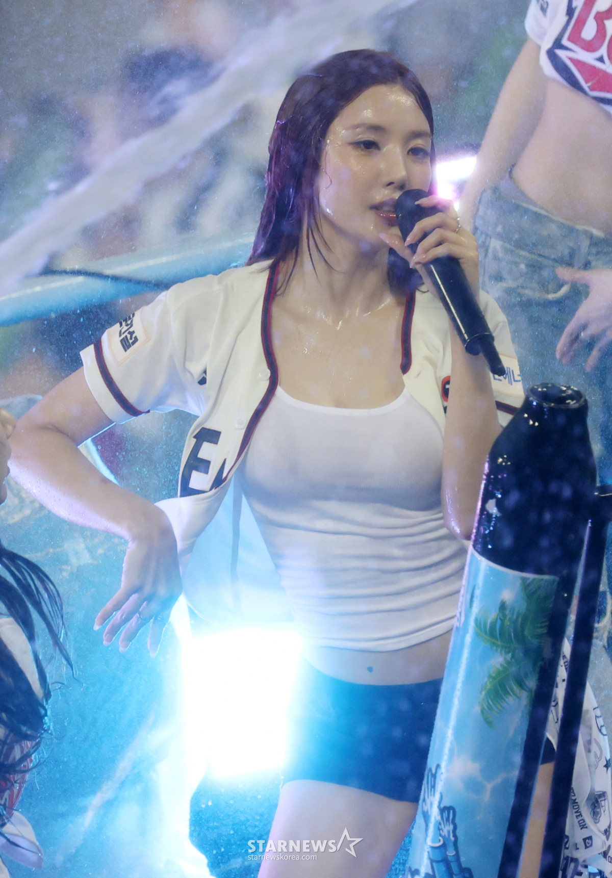 [포토] 썸머퀸 권은비 '아직도 더워요?'