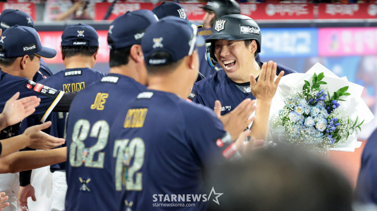 [포토] 꽃을 든 남자가 된 'KBO 4번째 4000루타 달성한' 김현수